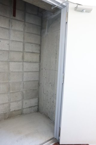 リッチ・ドゥ・阿南の収納|玄関横の収納には、趣味の物を置いておくのに便利です。