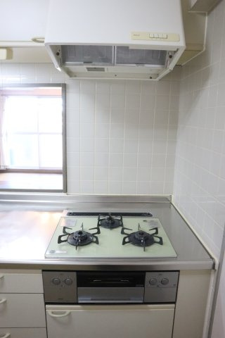 リッチ・ドゥ・阿南のキッチン|三ツ口コンロは、家事の時短につながります！