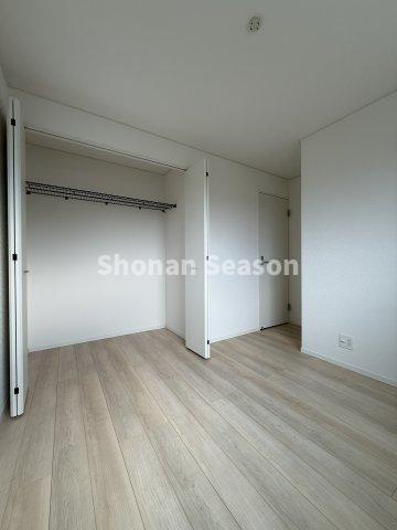【洋室】 | 全室収納完備で、各部屋に荷物がスッキリ片付きます♪