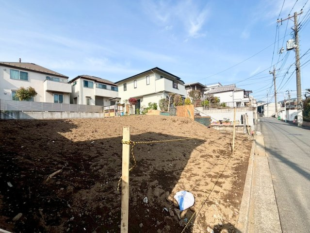 杉並区下井草3丁目  新築戸建　全3棟の前面道路含む現地写真|2026.03.30撮影

現地ご見学希望・資料請求などお気軽にお問い合わせ下さい！
03-5990-5201