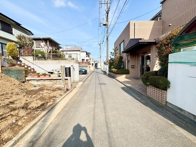 杉並区下井草3丁目  新築戸建　全3棟の前面道路含む現地写真|2026.03.30撮影

現地ご見学希望・資料請求などお気軽にお問い合わせ下さい！
03-5990-5201