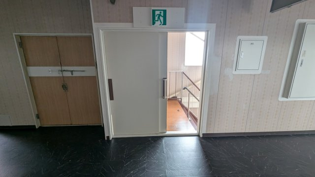 イーストビル2階貸事務所・倉庫の玄関