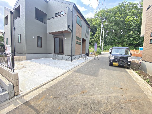 所沢市北秋津・全2棟　新築一戸建　2号棟の前面道路含む現地写真