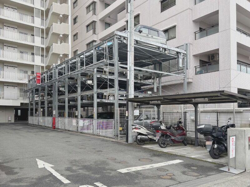 パレステージ本厚木の駐車場