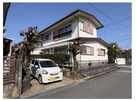 高知市高須３丁目　4DK中古一戸建ての外観|駐車スペース確保◎来客時も安心のゆとりある外構。周辺は静かな住環境。子育て世帯にもおすすめです☆