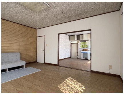 高知市高須３丁目　4DK中古一戸建ての洋室|明るい光が差し込むリビング。家族が自然と集まる空間