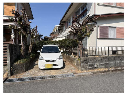 高知市高須３丁目　4DK中古一戸建ての前面道路含む現地写真|駐車スペース確保◎来客時も安心のゆとりある外構