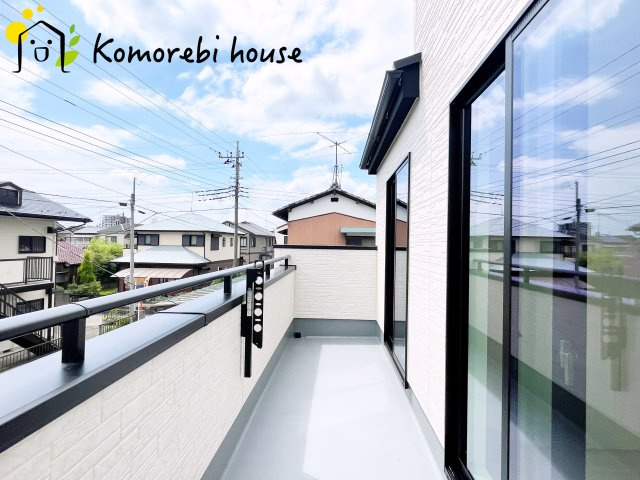 鴻巣市吹上本町　3期　新築一戸建て　グラファーレ　02のバルコニー|バルコニーがあります