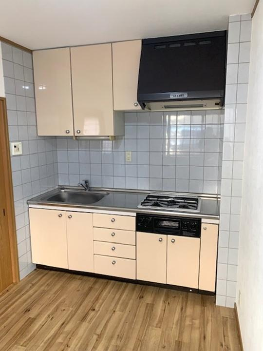 朝日町　中古一戸建てのキッチン|システムキッチン
■物件内覧・資金計画相談・住宅ローン相談、リフォーム相談、お問合せ受付中■
※当日・翌日のご内覧、ご相談はお電話でのお問合せがスムーズです！