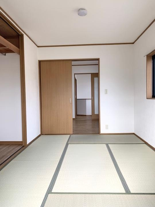 朝日町　中古一戸建ての和室|和室6.0帖
■物件内覧・資金計画相談・住宅ローン相談、リフォーム相談、お問合せ受付中■
※当日・翌日のご内覧、ご相談はお電話でのお問合せがスムーズです！