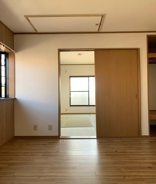 朝日町　中古一戸建ての洋室|３階洋室
■物件内覧・資金計画相談・住宅ローン相談、リフォーム相談、お問合せ受付中■
※当日・翌日のご内覧、ご相談はお電話でのお問合せがスムーズです！