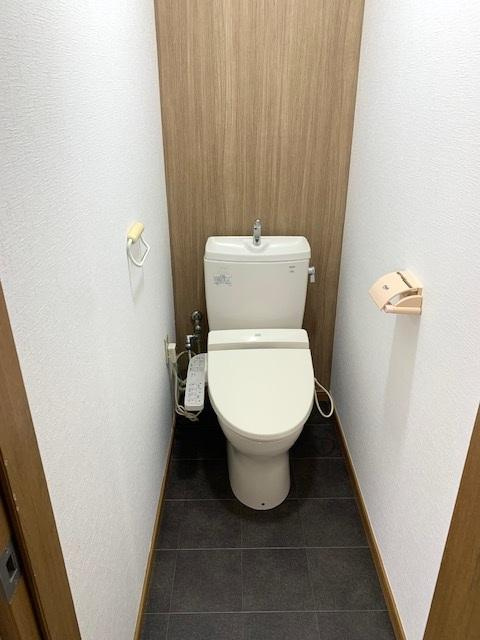 朝日町　中古一戸建てのトイレ|温水洗浄便座
■物件内覧・資金計画相談・住宅ローン相談、リフォーム相談、お問合せ受付中■
※当日・翌日のご内覧、ご相談はお電話でのお問合せがスムーズです！