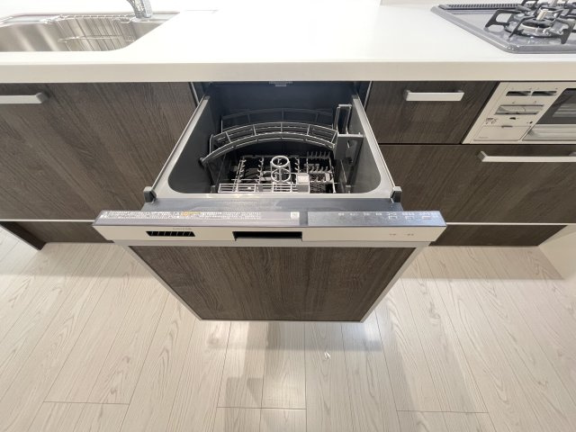 Terrechez瑞穂区雁道町1期｜名古屋市の戸建ならホームアップのキッチン|【売主施工例】食器洗浄機が後片付けをサポート！食事後の家族のくつろぎタイムをゆっくりもてます♪