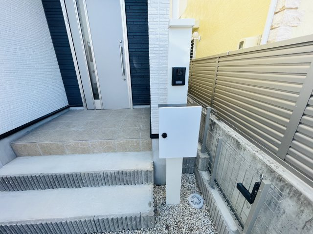 Terrechez瑞穂区雁道町1期｜名古屋市の戸建ならホームアップのセキュリティ|【売主施工例】突然の来客やしつこい訪問営業もしっかりチェック。ドアを開ける前に相手を確認できるので、セキュリティ面でも心強い味方です。