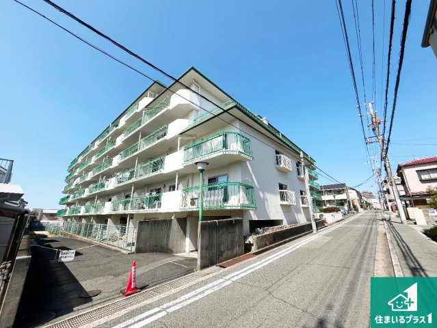 歌敷山ダイヤハイツの外観|周辺は閑静な住宅街！前面道路広々で車の出し入れも便利です。駐車が苦手な方でも安心して車庫入れできます！