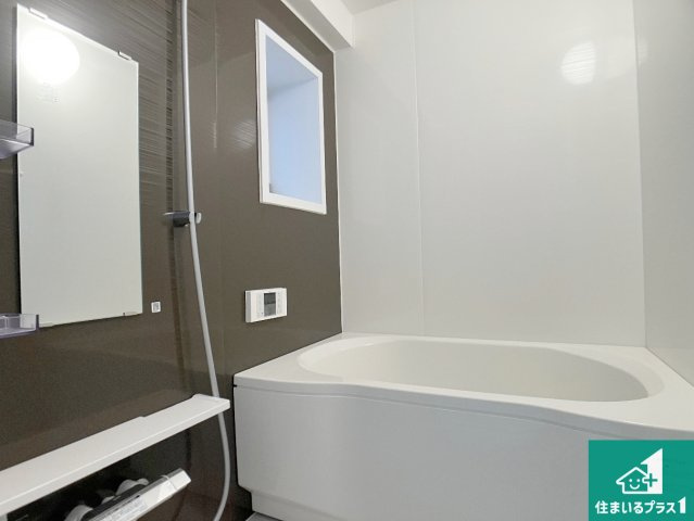パームスクエアジェームス山の浴室|足をゆったり伸ばして寛げる浴槽です。窓が設けられていますので差し込む光が明るく穏やかな雰囲気にしてくれます♪浴室乾燥機も設置しているので、雨の日の洗濯物も安心です♪