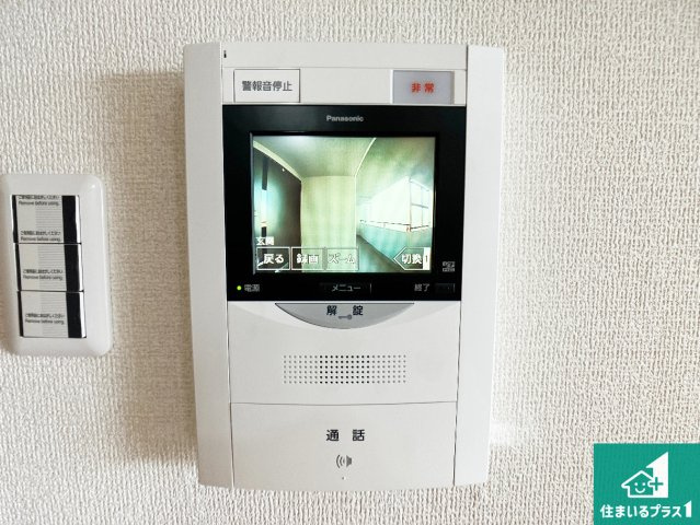 パームスクエアジェームス山の防犯設備|カラーモニターインターホン！声だけでなく来訪者の姿や顔がモニターで確認できるので、小さなお子様がいらっしゃるご家庭でも安心できます！