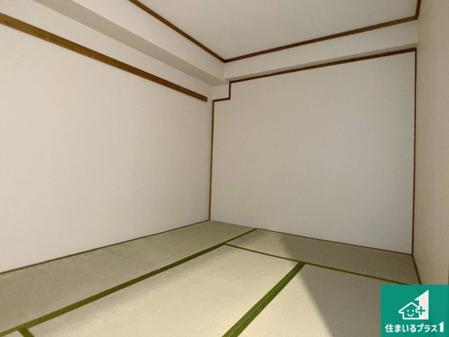 パームスクエアジェームス山の和室|一室あると便利な和室は客間としてだけでなく、小さなお子様のプレイルームや食後のくつろぎスペースとしてもご利用いただけます。収納もついていますので大活躍間違いなし！