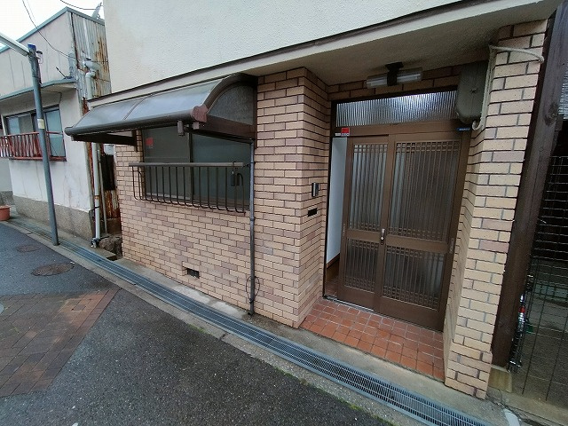 神戸市長田区五番町３丁目の一戸建てのエントランス