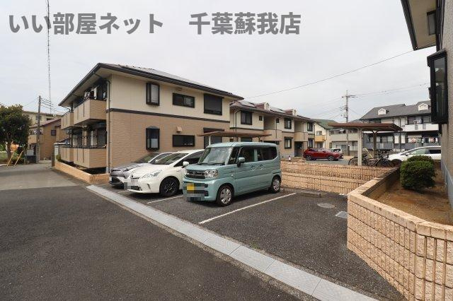 メゾンボナール　Ｆの駐車場|車をお持ちの方に嬉しい駐車場付きの物件です