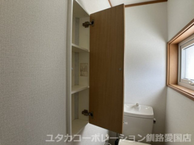 【その他】 | ◆収益物件◆宮本1丁目3-52借家 | 壁側の収納にはトイレットペーパーのストックも置けますね！