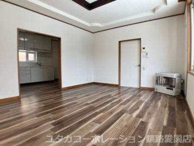 【居間・リビング】 | ◆収益物件◆宮本1丁目3-52借家 | 2025年2月に一部床地壁紙の貼替を行っております！