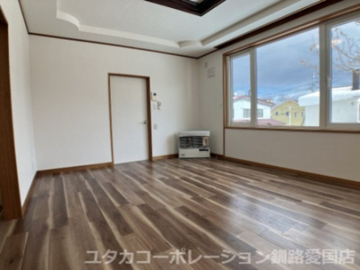 【居間・リビング】 | ◆収益物件◆宮本1丁目3-52借家 | 窓が大きく日当たりも見込めそうです♪