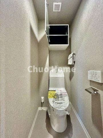 葛西パークサイドハイツのトイレ|【トイレ】 収納スペースをしっかりと確保した温水洗浄便座機能付きトイレ。温水洗浄便座は清潔にお使いいただくための大切なアイテムです。