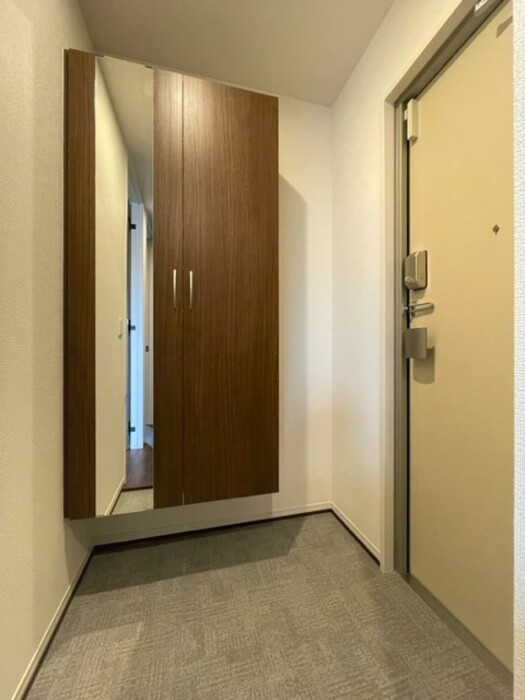 フィオーレ井口明神の玄関