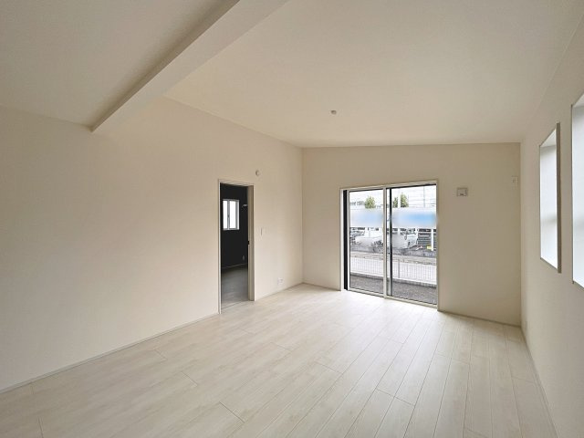 新築戸建・新築建売　伊勢崎市宮子町　宮郷小学校・宮郷中学校の居間・リビング|勾配天井で空間が広く見え開放的！広々としているので家具を設置してもゆとりがあります！