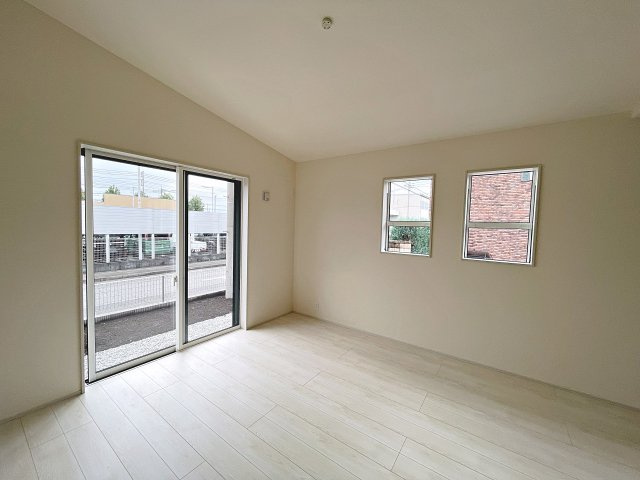 新築戸建・新築建売　伊勢崎市宮子町　宮郷小学校・宮郷中学校の居間・リビング|広々としたリビングは家族が集うくつろぎの空間です！