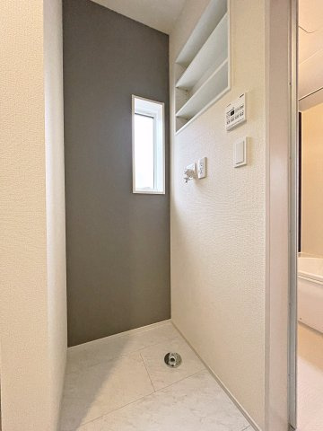 新築戸建・新築建売　伊勢崎市宮子町　宮郷小学校・宮郷中学校の洗面所|洗濯機置き場には棚があり洗剤置き場に便利です！