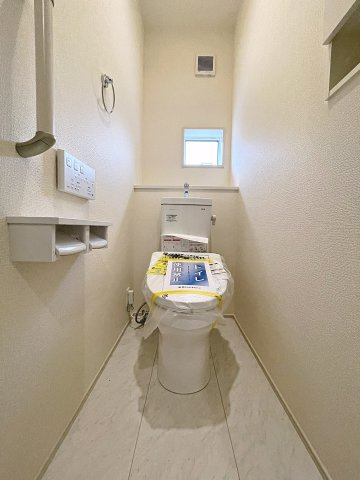新築戸建・新築建売　伊勢崎市宮子町　宮郷小学校・宮郷中学校のトイレ|白を基調としており小窓で換気ができるので清潔感のある空間。ペーパーホルダーが2つあるのも便利です！
