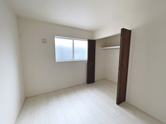 新築戸建・新築建売　伊勢崎市宮子町　宮郷小学校・宮郷中学校の洋室|6帖の洋室はシンプルなので様々なテイストのインテリアも合いそうですね！