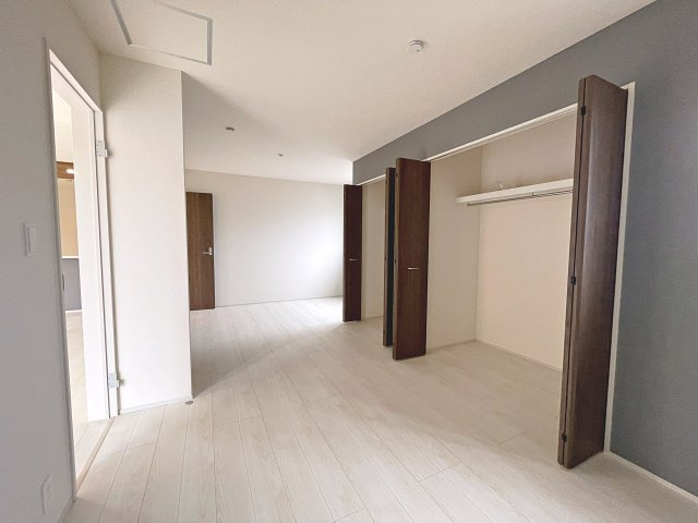 新築戸建・新築建売　伊勢崎市宮子町　宮郷小学校・宮郷中学校の洋室|11.5帖の洋室は間仕切り対応で2部屋へ分割可能です！（有償）