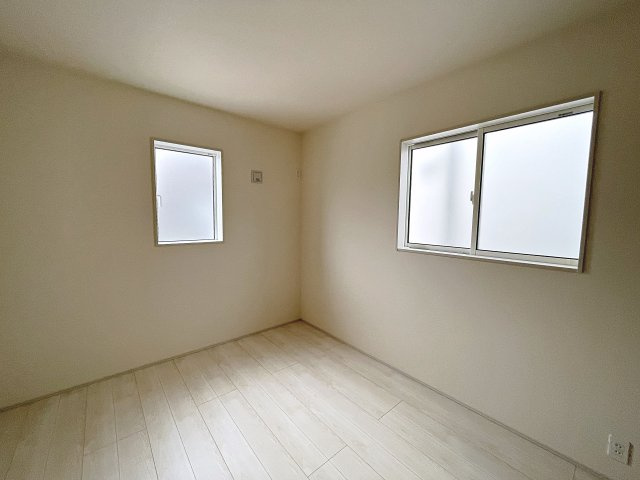 新築戸建・新築建売　伊勢崎市宮子町　宮郷小学校・宮郷中学校の洋室|6帖の洋室は北側の窓から一定した柔らかい光が入り、PC作業や読書などにも最適なお部屋です！