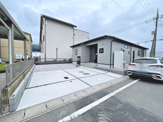新築戸建・新築建売　伊勢崎市宮子町　宮郷小学校・宮郷中学校の外観|駐車スペースは2台可能です！（車種による）