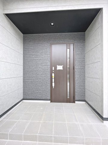 新築戸建・新築建売　伊勢崎市宮子町　宮郷小学校・宮郷中学校の玄関|玄関ポーチが広くお買い物帰りなどのお荷物が多い時でも安心です！