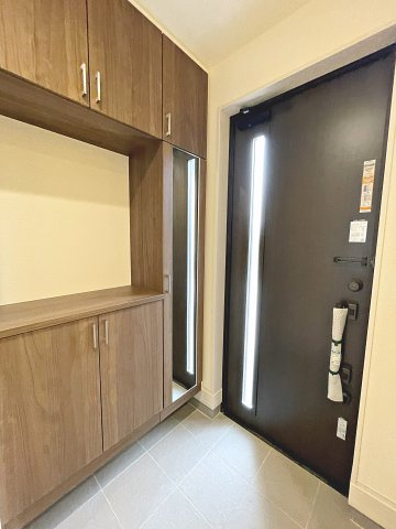 新築戸建・新築建売　伊勢崎市宮子町　宮郷小学校・宮郷中学校の玄関|シューズボックスには全身鏡がついているので、お出かけ前の身だしなみチェックもバッチリです！