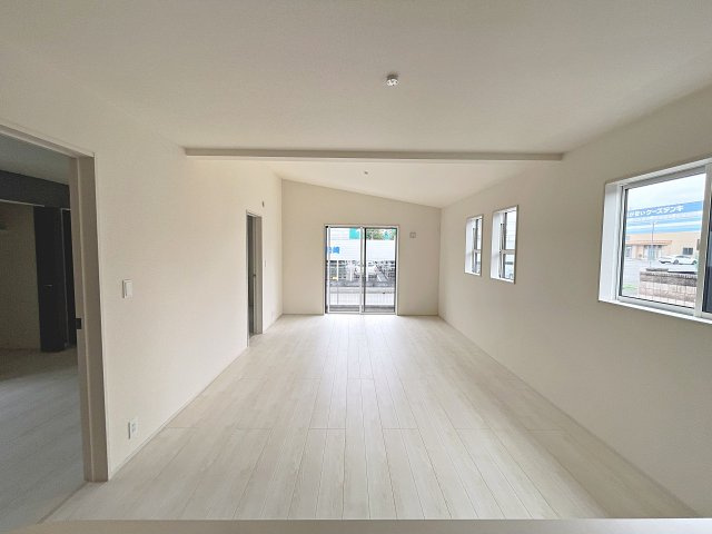 新築戸建・新築建売　伊勢崎市宮子町　宮郷小学校・宮郷中学校の居間・リビング|19帖のLDKは広々開放的なくつろぎの空間です！窓が多いので明るく快適！
