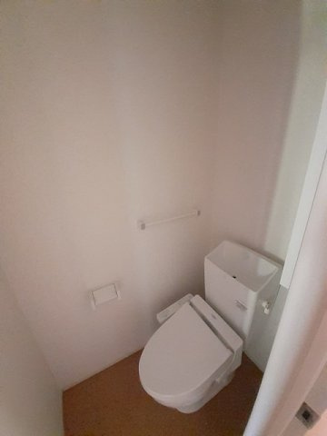 ソル・サリエンテのトイレ|嬉しい温水洗浄便座付きです♪