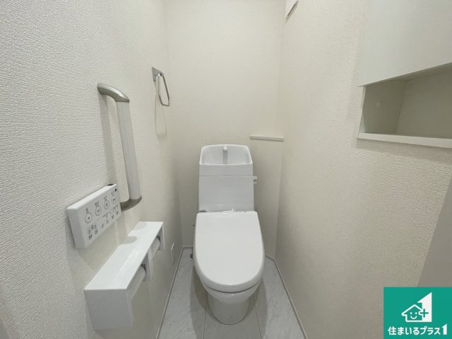 ★草津市木川町　第4期　新築一戸建てのトイレ|1・2階の2ヶ所にあるので、朝の忙しい時間の順番待ちもなく、深夜の利用にも大変便利です。