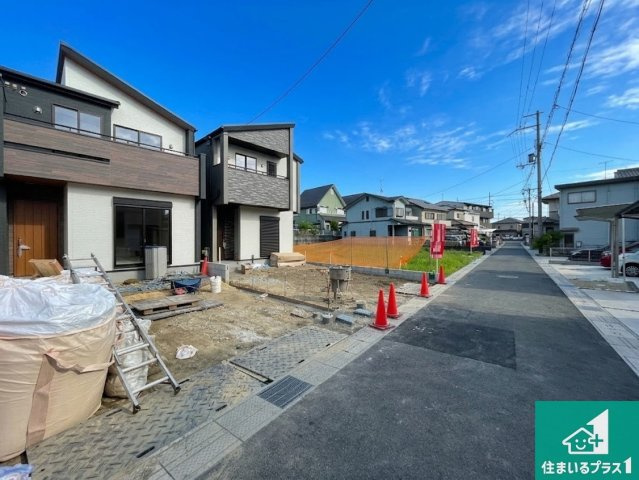 ★草津市木川町　第4期　新築一戸建ての前面道路含む現地写真|周辺は閑静な住宅街！前面道路広々で車の出し入れも便利です。駐車が苦手な方でも安心して車庫入れできます！