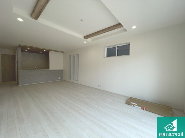 ★草津市木川町　第4期　新築一戸建ての居間・リビング|日当たり良好の明るいリビングで朝の目覚めもスッキリできそう！対面キッチンでご家族のコミュニケーションも自然と増える設計！小さなお子様が遊ぶスペースを作っても広々とくつろげるLDK！
