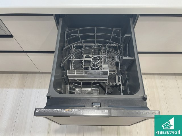 ★草津市木川町　第4期　新築一戸建ての設備|食事後の一仕事、食器洗いをボタン一つでお任せできちゃいます！場所を取らないビルトイン式なので、お料理スペースもしっかり確保！