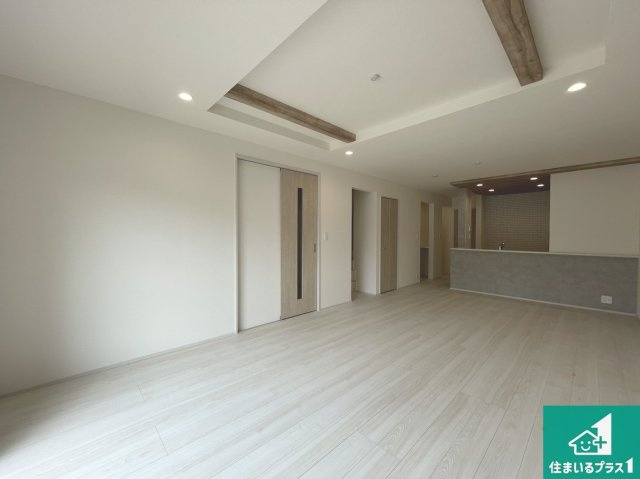 ★草津市木川町　第4期　新築一戸建ての居間・リビング|シンプルなリビングは、観葉植物等のインテリアを楽しめますね！パパ好みにも、ママ好みにも家具次第で雰囲気を変えることができます！