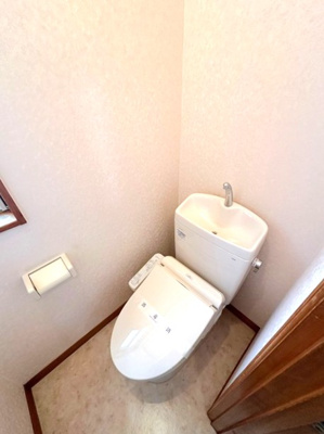 【トイレ】 | グリーンバレー王禅寺C | 人気のバストイレ別です♪窓のあるトイレで換気もOK☆嫌なニオイがこもりません！