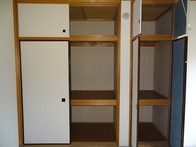 【収納】 | グリーンバレー王禅寺C | 和室6帖のお部屋にある天袋付き押入れ(左)と収納スペース(右)です！押入れはかさばるお布団や季節のお洋服を収納するのに便利☆