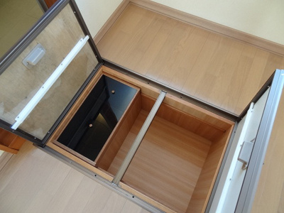 【収納】 | グリーンバレー王禅寺C | ダイニングキッチンにある床下収納です☆食品・日用品の保存に便利ですよね☆調味料などの買い置きにもぴったり♪
