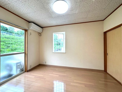 【洋室】 | グリーンバレー王禅寺C | 南向き洋室6帖☆バルコニーに繋がる角部屋二面採光のお部屋です！エアコン付きで1年中快適に過ごせますね☆出窓には小物を置いたりして楽しめます♪